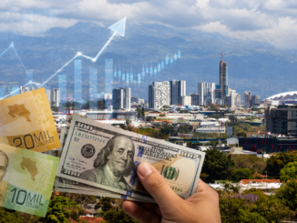 Billetes de colones y dólares frente al skyline de San José, Costa Rica, en una ilustración sobre el comportamiento del tipo de cambio.