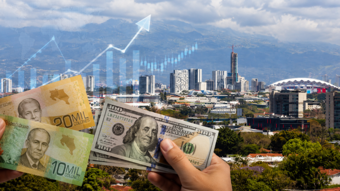 Billetes de colones y dólares frente al skyline de San José, Costa Rica, en una ilustración sobre el comportamiento del tipo de cambio.