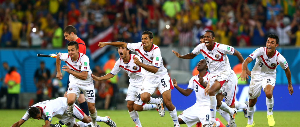 Jugadores de Costa Rica celebran la clasificación a cuartos de final del Mundial Brasil 2014 tras vencer a Grecia.