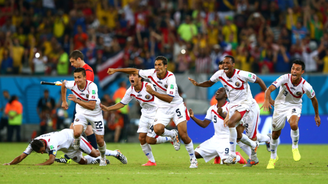 Jugadores de Costa Rica celebran la clasificación a cuartos de final del Mundial Brasil 2014 tras vencer a Grecia.