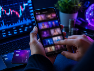 Costa Rica y OnlyFans: usuario utilizando una plataforma de suscripción digital desde un teléfono móvil.