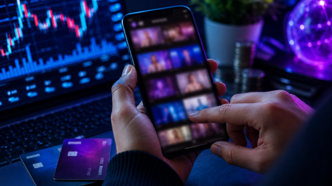 Costa Rica y OnlyFans: usuario utilizando una plataforma de suscripción digital desde un teléfono móvil.