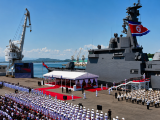 Destructor Choe Hyon de Corea del Norte durante la ceremonia oficial de puesta en servicio en el puerto de Nampo