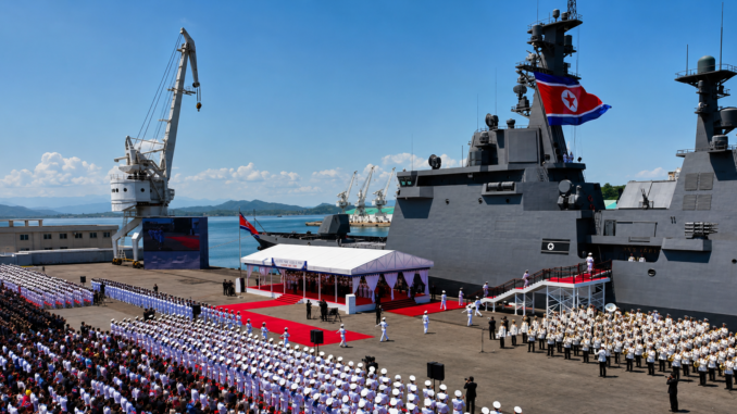 Destructor Choe Hyon de Corea del Norte durante la ceremonia oficial de puesta en servicio en el puerto de Nampo