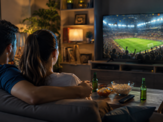 Pareja observa la inauguración del Mundial 2026 por televisión desde una sala en Costa Rica.