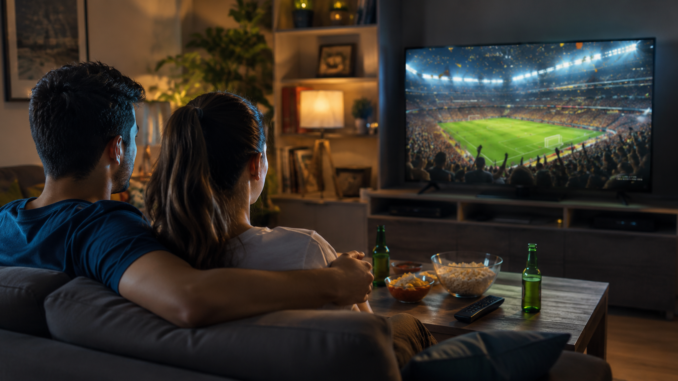 Pareja observa la inauguración del Mundial 2026 por televisión desde una sala en Costa Rica.