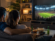 Pareja observa la inauguración del Mundial 2026 por televisión desde una sala en Costa Rica.