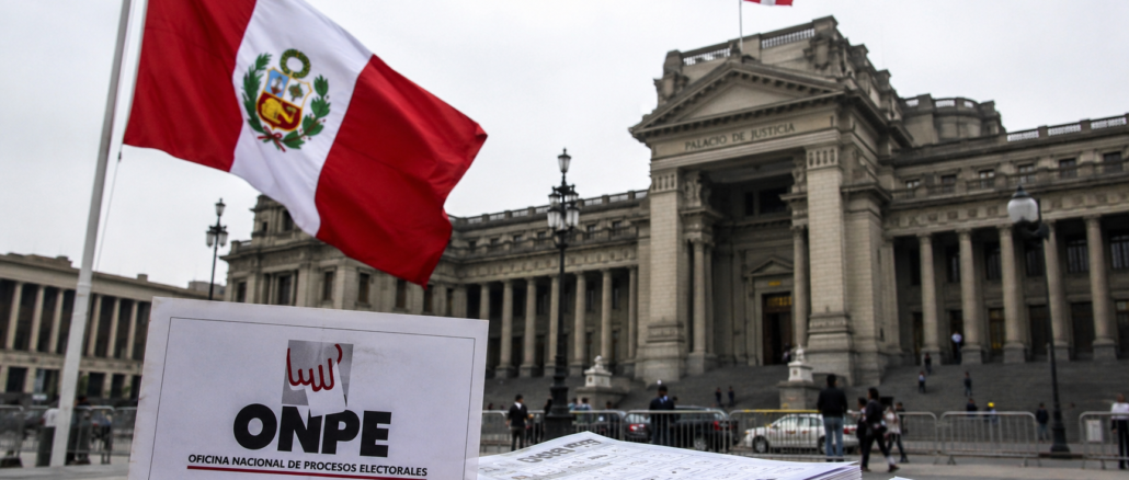 Bandera de Perú frente al Palacio de Justicia mientras continúan las apelaciones sobre los resultados de las elecciones presidenciales de 2026.