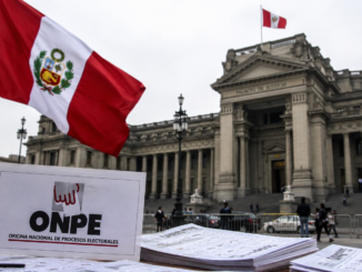 Bandera de Perú frente al Palacio de Justicia mientras continúan las apelaciones sobre los resultados de las elecciones presidenciales de 2026.