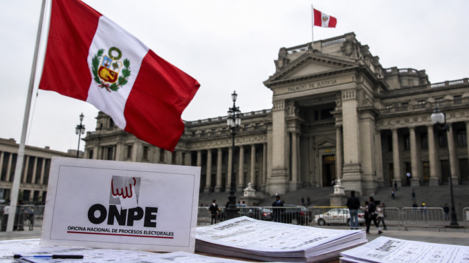 Bandera de Perú frente al Palacio de Justicia mientras continúan las apelaciones sobre los resultados de las elecciones presidenciales de 2026.