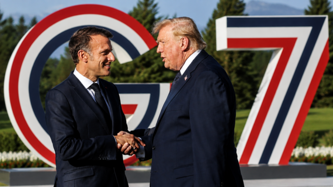 Donald Trump y Emmanuel Macron durante una reunión del G7 mientras los líderes occidentales coordinan nuevas medidas de presión contra Rusia por la guerra en Ucrania.