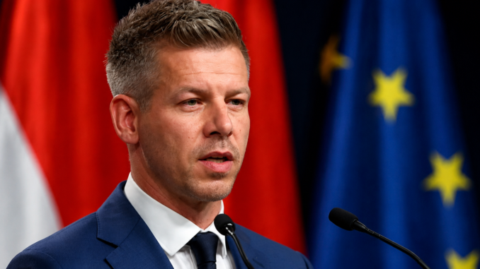 El primer ministro de Hungría, Péter Magyar, durante una conferencia de prensa tras anunciar reformas para desmontar el sistema político construido durante el gobierno de Viktor Orbán.