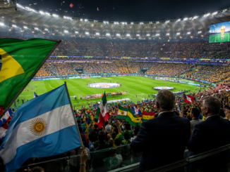 Aficionados y líderes observan un partido internacional que refleja la relación entre fútbol, identidad nacional y poder blando.