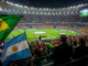 Aficionados y líderes observan un partido internacional que refleja la relación entre fútbol, identidad nacional y poder blando.