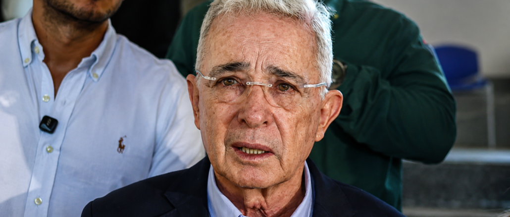 Álvaro Uribe durante una comparecencia pública tras conocerse la investigación abierta por la Fiscalía colombiana.