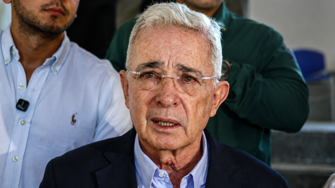 Álvaro Uribe durante una comparecencia pública tras conocerse la investigación abierta por la Fiscalía colombiana.