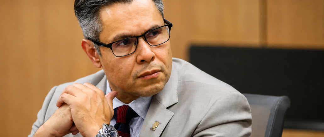 Jorge Dengo, exdiputado costarricense, cuestiona la alianza del PLN con partidos de izquierda tras la firma del Pacto Patriótico Costarricense.