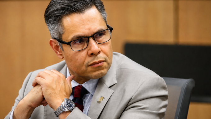 Jorge Dengo, exdiputado costarricense, cuestiona la alianza del PLN con partidos de izquierda tras la firma del Pacto Patriótico Costarricense.