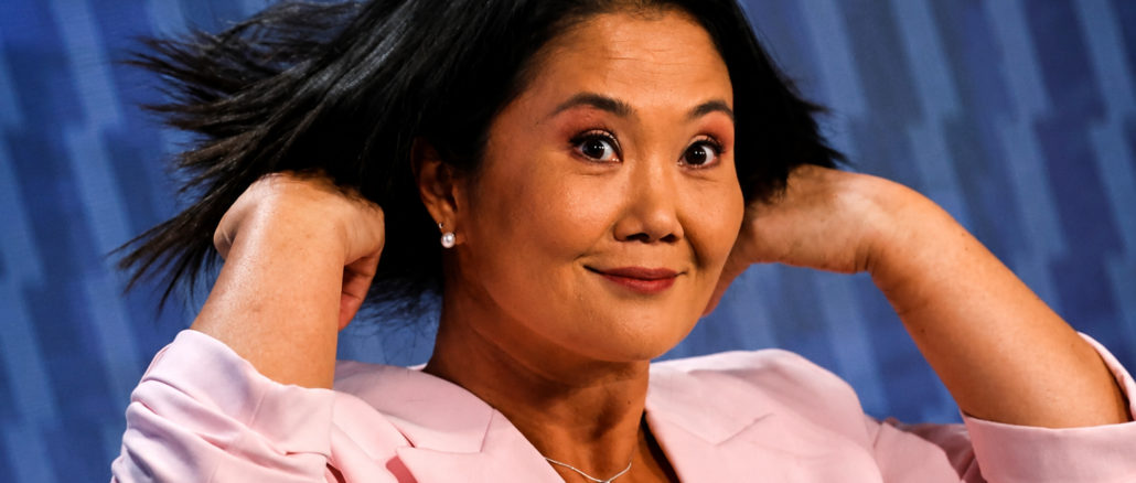 Keiko Fujimori durante la jornada electoral de Perú 2026 mientras mantiene ventaja en el escrutinio presidencial.