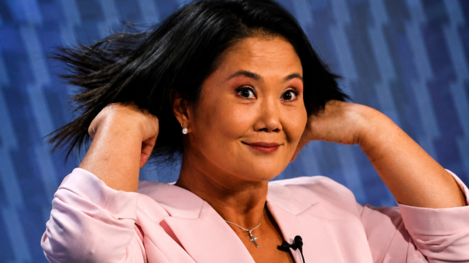 Keiko Fujimori durante la jornada electoral de Perú 2026 mientras mantiene ventaja en el escrutinio presidencial.