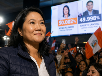 Keiko Fujimori durante la jornada electoral en Perú mientras lidera el conteo de votos.