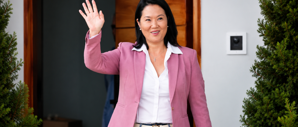 Keiko Fujimori, presidenta electa de Perú, saluda frente a su casa en Lima tras confirmarse su victoria electoral.