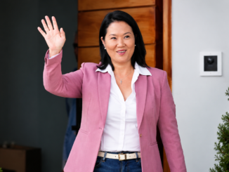 Keiko Fujimori, presidenta electa de Perú, saluda frente a su casa en Lima tras confirmarse su victoria electoral.