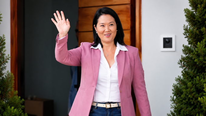 Keiko Fujimori, presidenta electa de Perú, saluda frente a su casa en Lima tras confirmarse su victoria electoral.