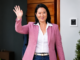 Keiko Fujimori, presidenta electa de Perú, saluda frente a su casa en Lima tras confirmarse su victoria electoral.