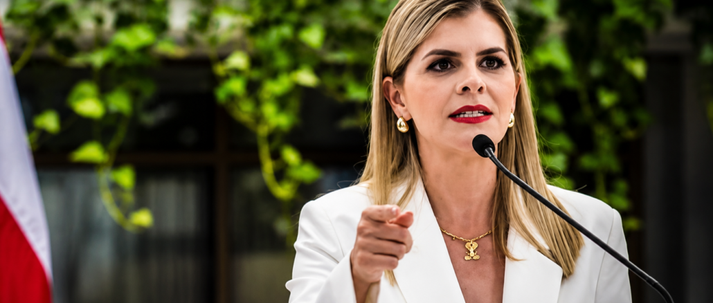 Laura Fernández durante una declaración pública en la que cuestiona la liberación de presuntos delincuentes en Costa Rica.