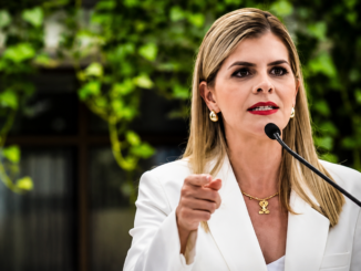 Laura Fernández durante una declaración pública en la que cuestiona la liberación de presuntos delincuentes en Costa Rica.