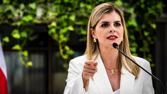 Laura Fernández durante una declaración pública en la que cuestiona la liberación de presuntos delincuentes en Costa Rica.