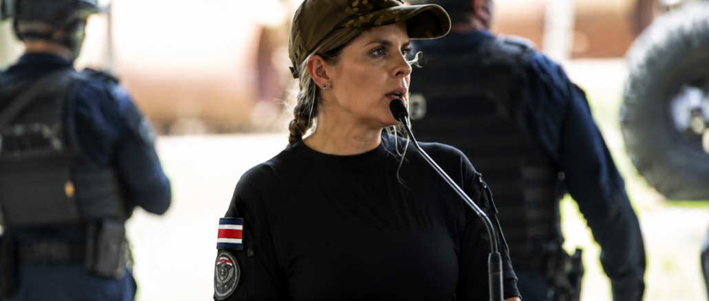 Laura Fernández durante una gira de seguridad en Crucitas antes de ser evacuada de forma preventiva tras un fuerte estruendo.