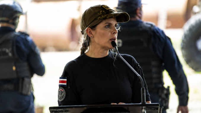 Laura Fernández durante una gira de seguridad en Crucitas antes de ser evacuada de forma preventiva tras un fuerte estruendo.