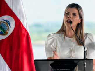 Laura Fernández durante un discurso sobre seguridad nacional y combate al narcotráfico en Costa Rica.