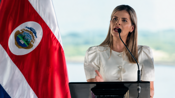 Laura Fernández durante un discurso sobre seguridad nacional y combate al narcotráfico en Costa Rica.