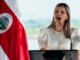 Laura Fernández durante un discurso sobre seguridad nacional y combate al narcotráfico en Costa Rica.