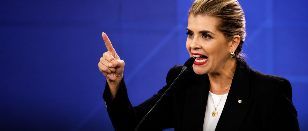 Laura Fernández durante una intervención pública tras ubicarse entre los tres presidentes mejor valorados de Latinoamérica.
