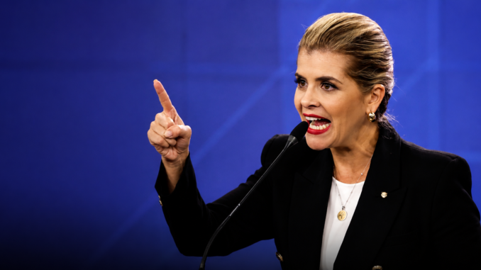 Laura Fernández durante una intervención pública tras ubicarse entre los tres presidentes mejor valorados de Latinoamérica.
