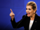 Laura Fernández durante una intervención pública tras ubicarse entre los tres presidentes mejor valorados de Latinoamérica.