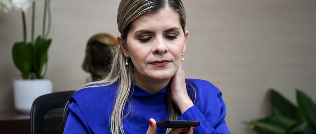 La presidenta de Costa Rica, Laura Fernández, durante una llamada con Delcy Rodríguez para coordinar el envío de ayuda humanitaria y rescatistas a Venezuela tras los terremotos.