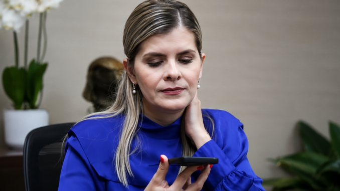 La presidenta de Costa Rica, Laura Fernández, durante una llamada con Delcy Rodríguez para coordinar el envío de ayuda humanitaria y rescatistas a Venezuela tras los terremotos.