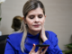 La presidenta de Costa Rica, Laura Fernández, durante una llamada con Delcy Rodríguez para coordinar el envío de ayuda humanitaria y rescatistas a Venezuela tras los terremotos.