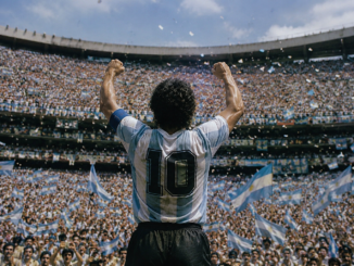 Futbolista argentino celebrando ante una multitud durante el Mundial de México 1986.