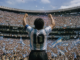 Futbolista argentino celebrando ante una multitud durante el Mundial de México 1986.