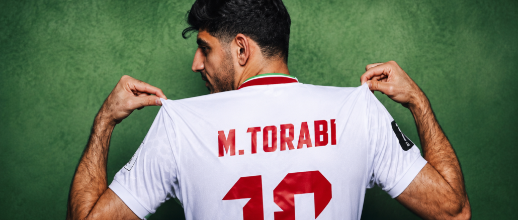 Mehdi Torabi, jugador de la selección de Irán, mostrando su camiseta durante el Mundial 2026.