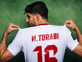 Mehdi Torabi, jugador de la selección de Irán, mostrando su camiseta durante el Mundial 2026.