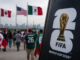 Aficionados caminando hacia una actividad del Mundial 2026 en Norteamérica.