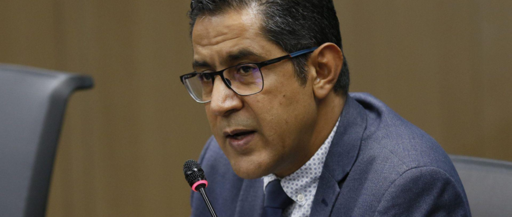 Nogui Acosta durante una intervención sobre política económica y estabilidad fiscal en Costa Rica.