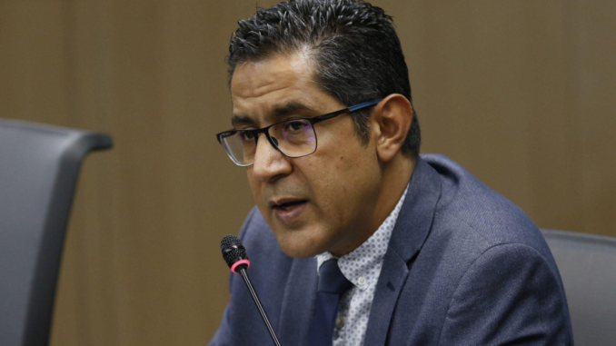 Nogui Acosta durante una intervención sobre política económica y estabilidad fiscal en Costa Rica.